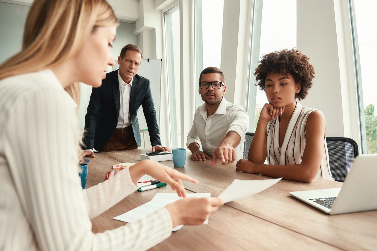 Equipo de consultores en sesión de trabajo